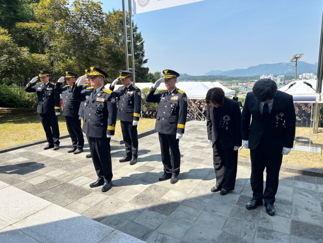 현충탑 참배.jpeg