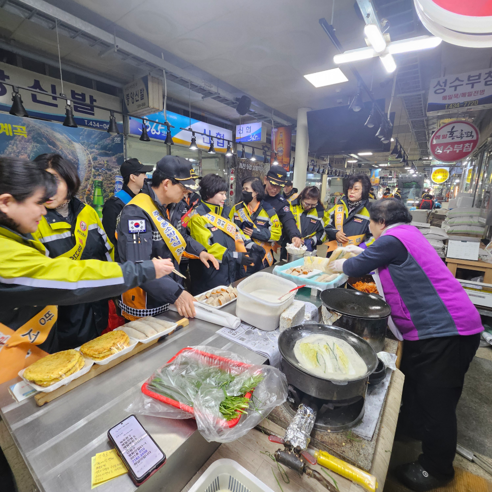 25.1.23.홍천소방서, 전통시장 활성화로 지역사회 온기 전파... 설 명절 화재예방 캠페인2.jpg