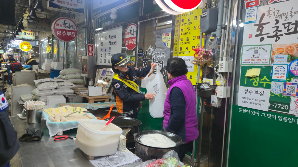 25.1.23.홍천소방서, 전통시장 활성화로 지역사회 온기 전파... 설 명절 화재예방 캠페인3.jpg