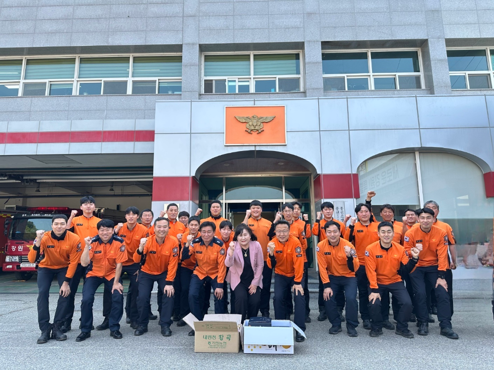 25.4.25.“현장의 노고에 응원을” 문선옥 교육장, 홍천소방서 방문해 간식 전달1.jpg