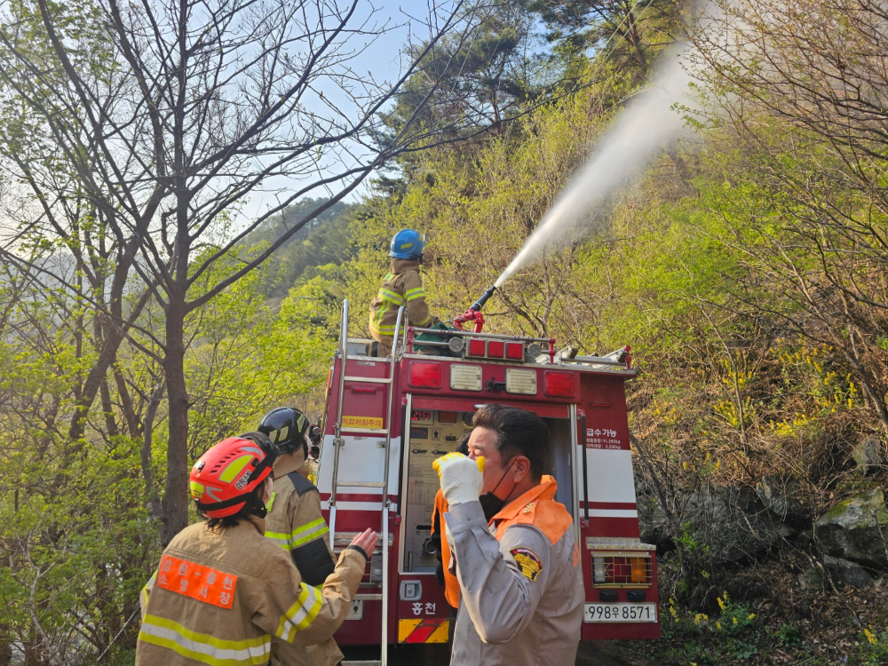 25.4.27.밤샘 진화로 주불 진압..홍천소방서, 인제 산불 지원 대응 총력3.jpg