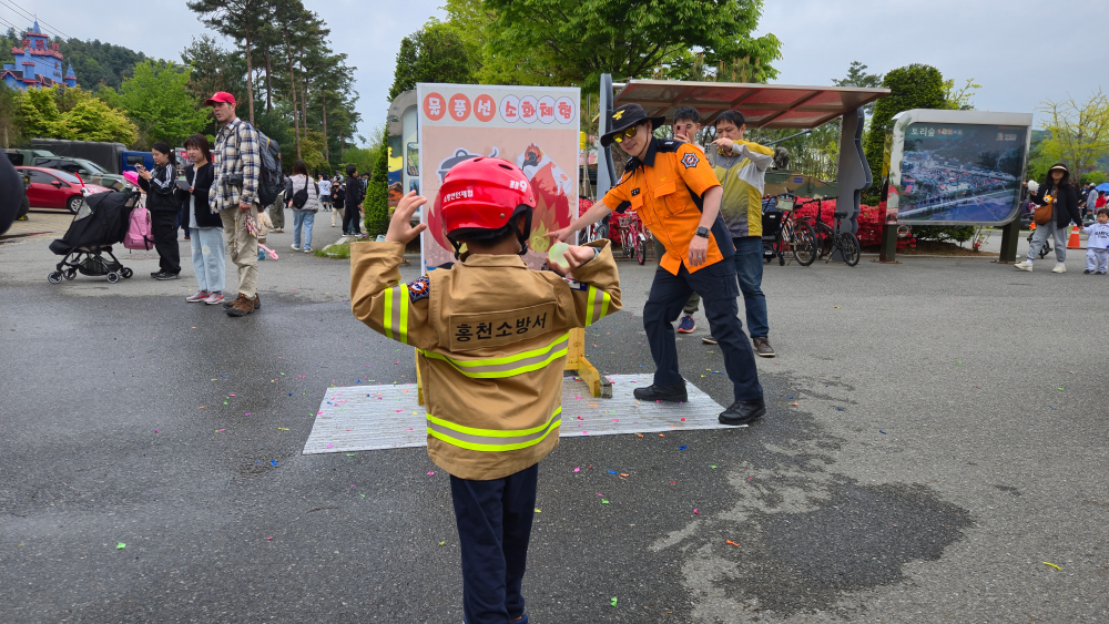 25.5.5.홍천소방서, 어린이날 맞아 안전 체험행사!“어린이날, 소방안전도 배워요”1.jpg