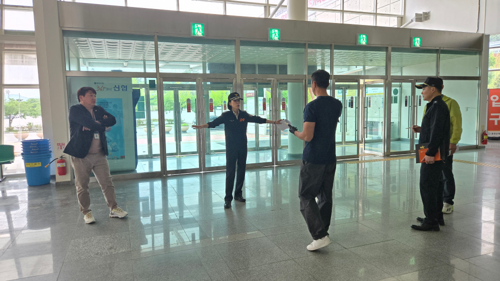 25.5.19. 홍천소방서, 안전한 한 표를 위한 선제 대응! 투·개표소 화재안전점검 나서...1.jpg