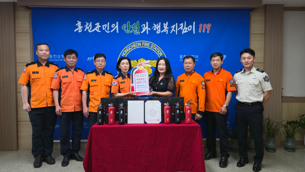 25.6.25.홍천소방서에 차량용 소화기 기탁1.jpg