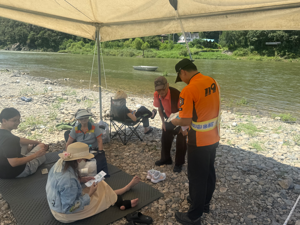 25.8.7. 홍천소방서, 물놀이 안전사고 예방 합동 캠페인 실시 2.jpg