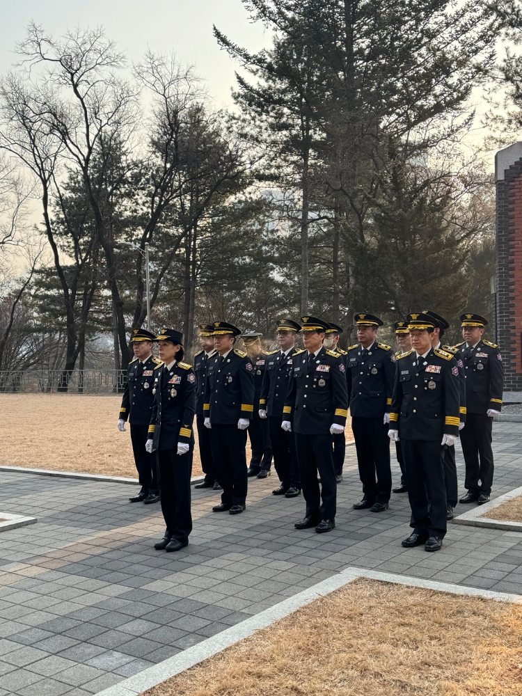 (1.2.)홍천소방서, 충혼탑 참배... 군민의 안전을 위한 다짐1.jpg