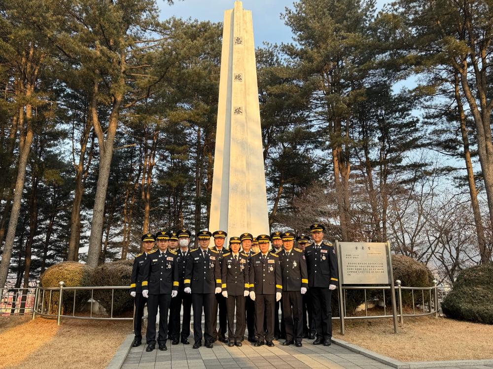 (1.2.)홍천소방서, 충혼탑 참배... 군민의 안전을 위한 다짐2.jpg