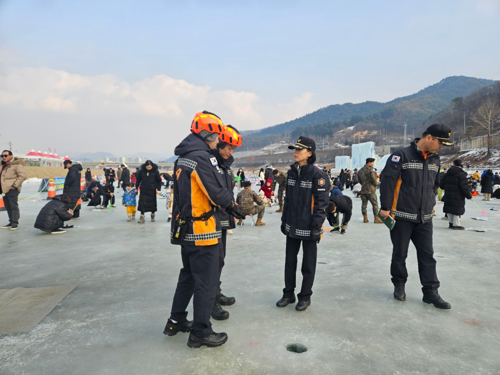 25.1.20.홍천소방서, 꽁꽁축제장에서 빙질 점검 등 안전 확인 실시1.jpg