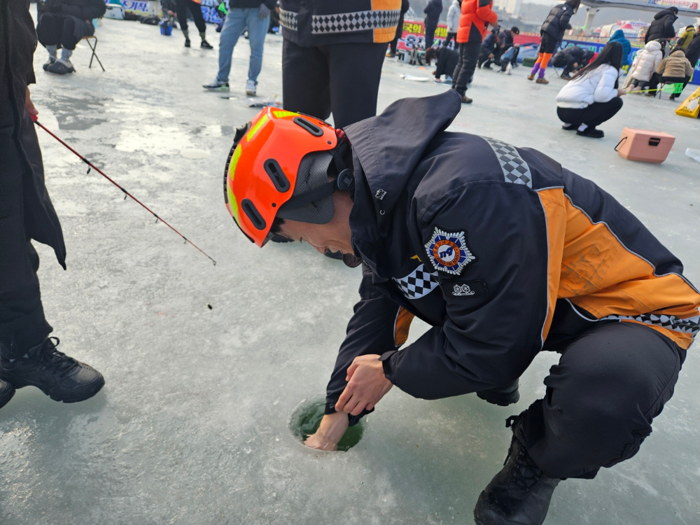 25.1.20.홍천소방서, 꽁꽁축제장에서 빙질 점검 등 안전 확인 실시2.jpg