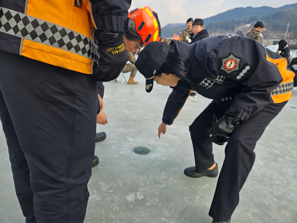 25.1.20.홍천소방서, 꽁꽁축제장에서 빙질 점검 등 안전 확인 실시3.jpg