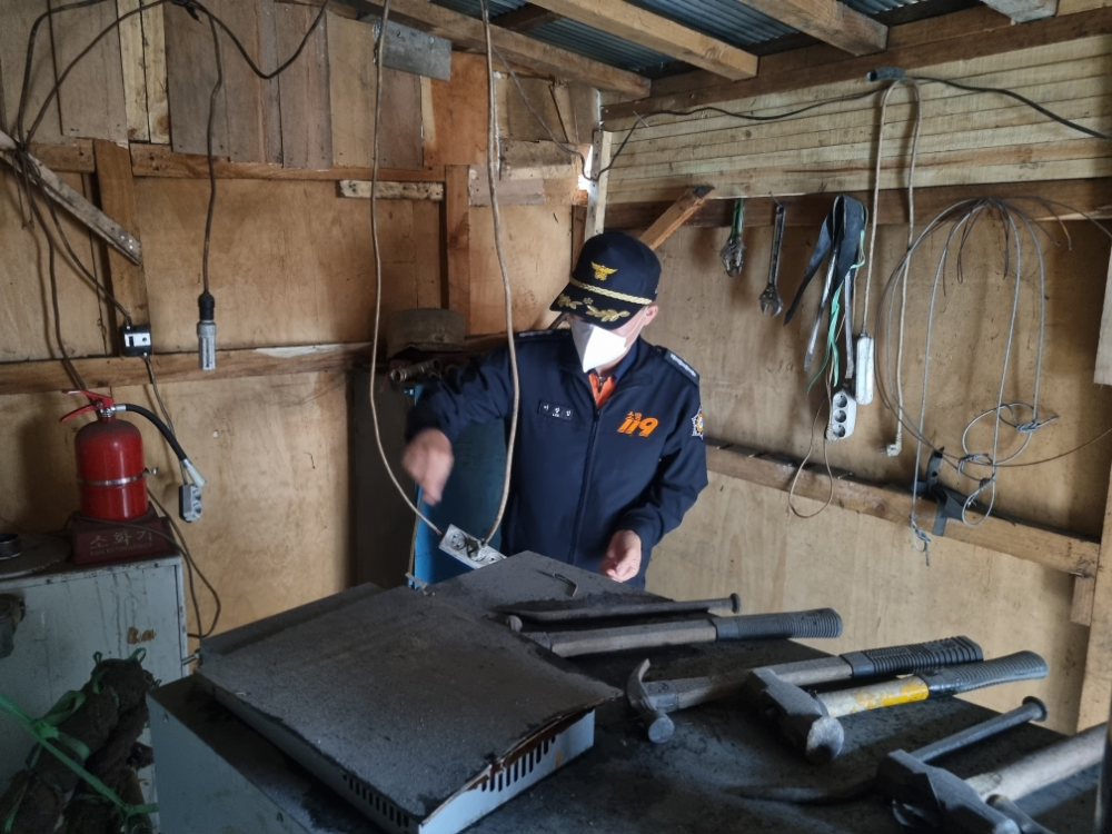 2026-03-18. 정선소방서, 관서장 봄철 화목보일러 사용가구 화재예방 지도 방문 1.jpeg