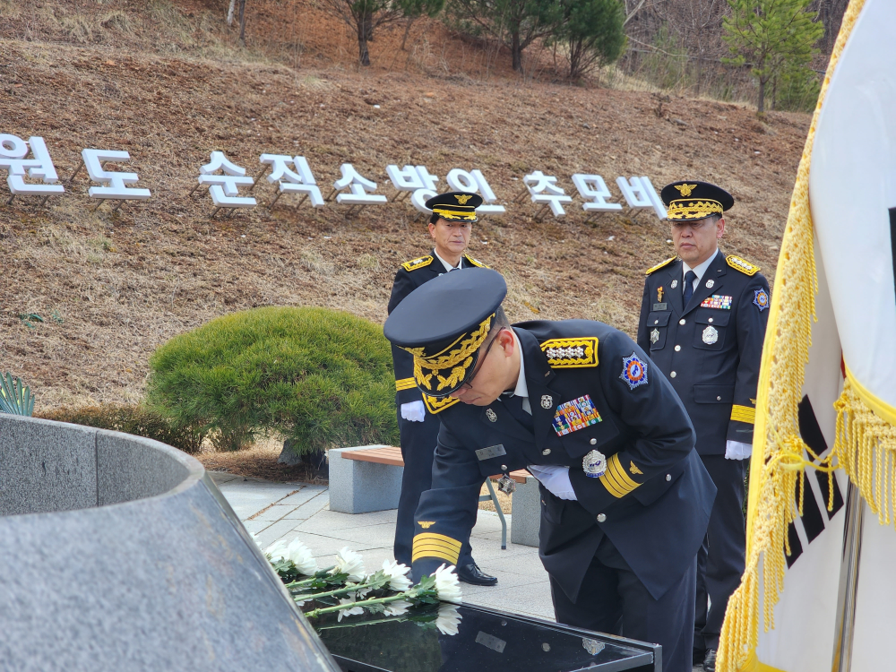 추모비 참배 1.jpg