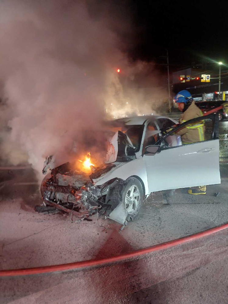 강릉 홍제동 교통사고 후 화재1.jpg