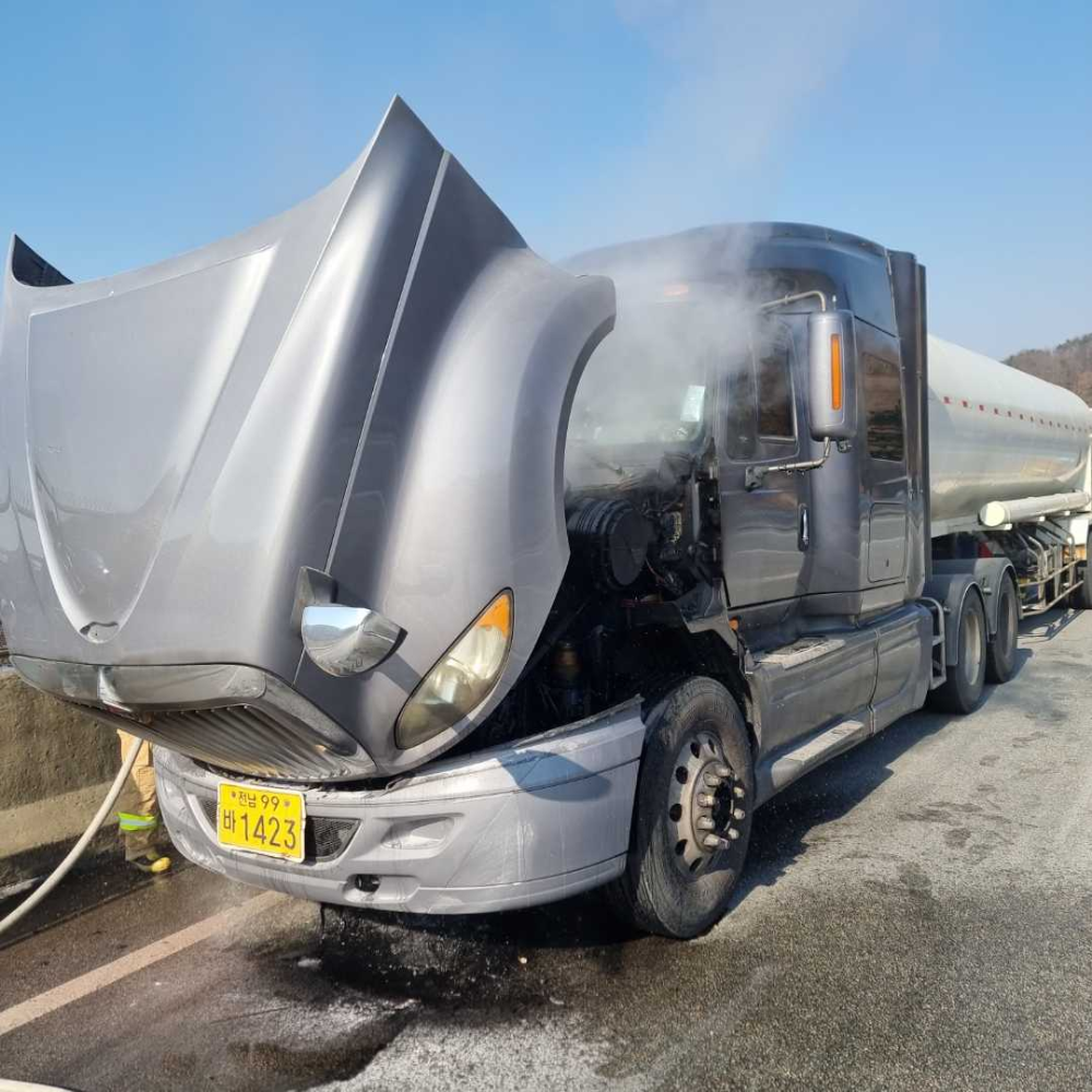 0859 횡성 영동고속도로 탱크로리 차량화재2.jpg