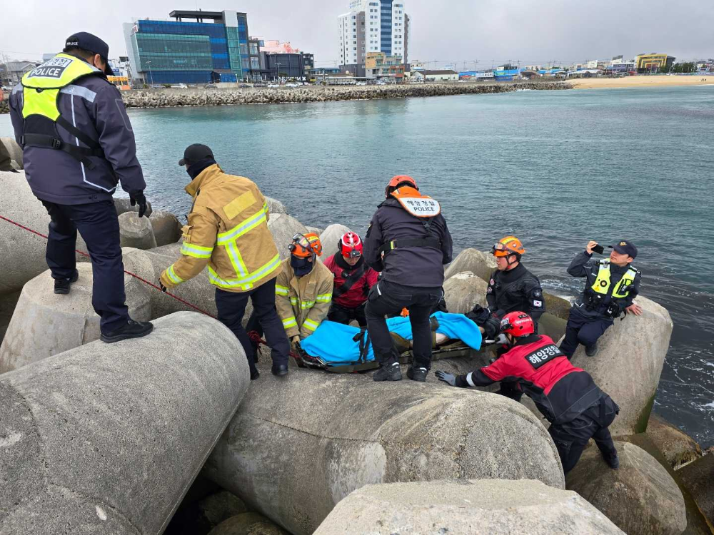 1027속초 등대해변 사망자 인양.jpg