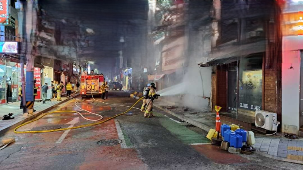 홍천 점포 화재 소방활동 사진1.jpg