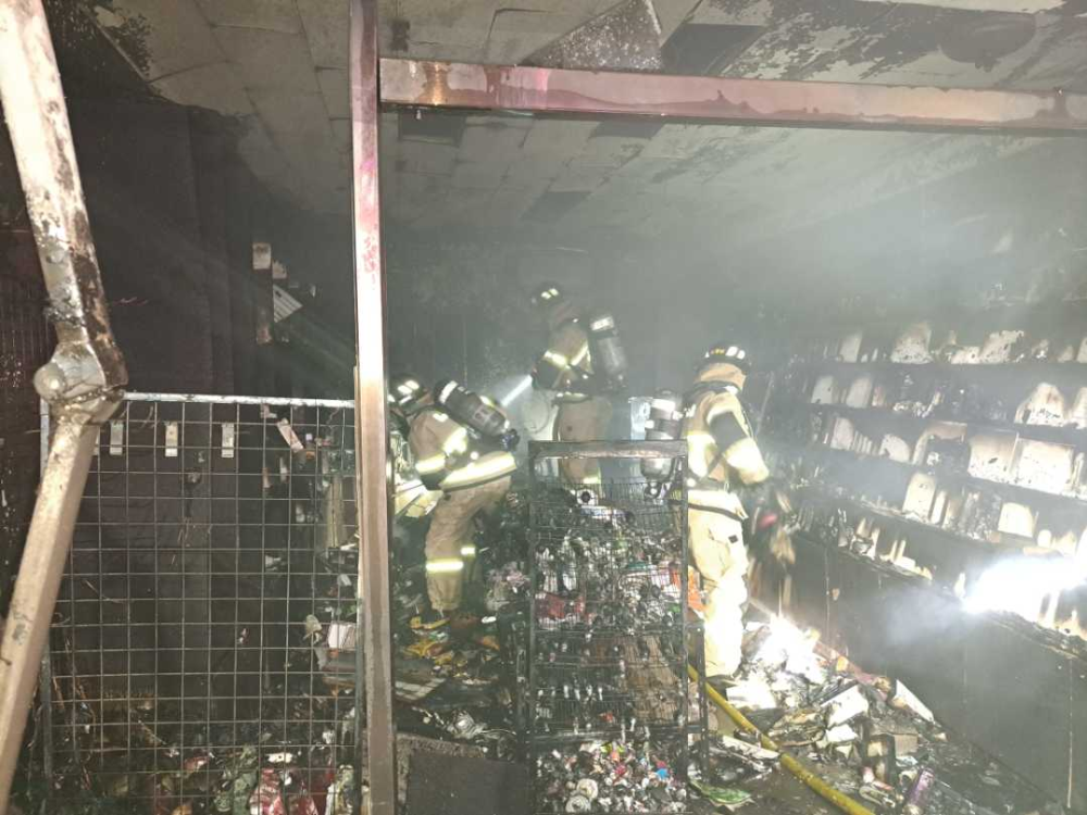 홍천 점포 화재 소방활동 사진2.jpg