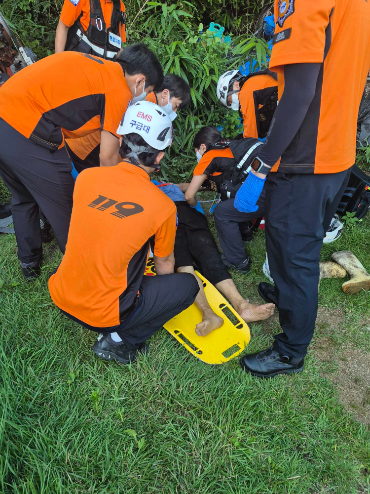 23일 18시 06분 원주 무실동 농기계 운전자 깔림사고.jpg