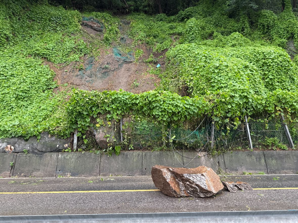 (0629) 춘천 서면 덕두원리 도로 낙석.jpg