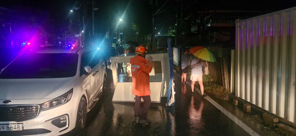 화천 구조물 낙하.jpg