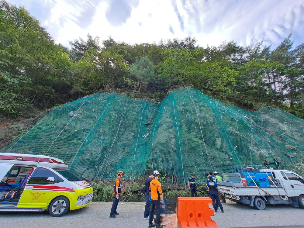 0950 인제 31번 국도 낙석방지 공사장 추락사고 현장활동 사진.jpg