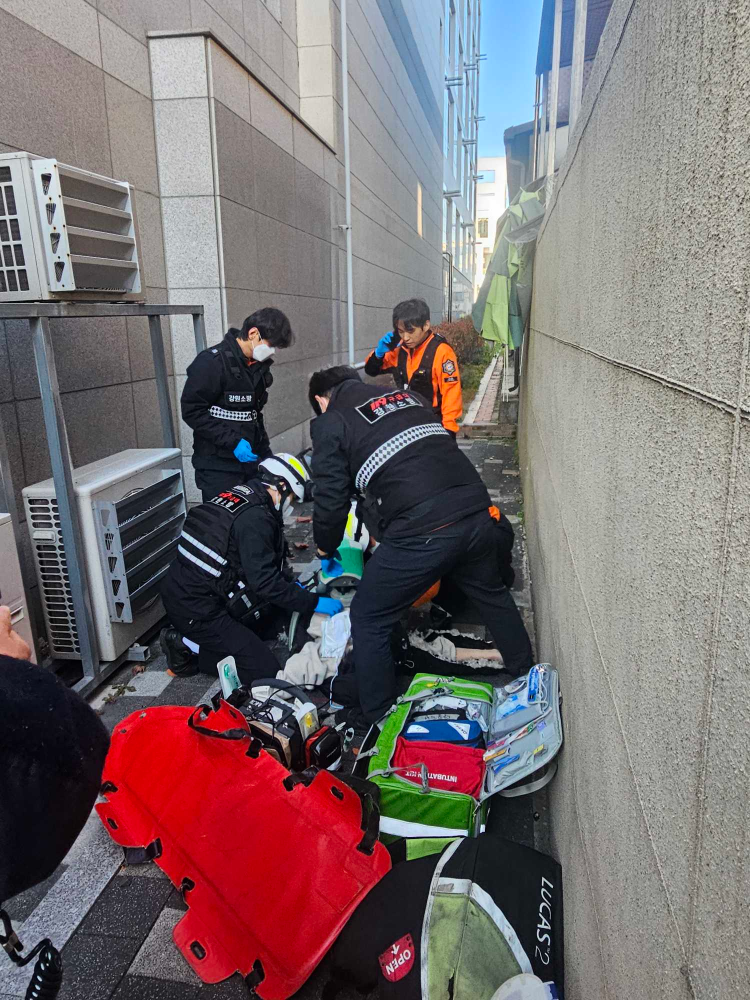 1522 춘천 00호텔 추락사고 소방활동 사진.jpg