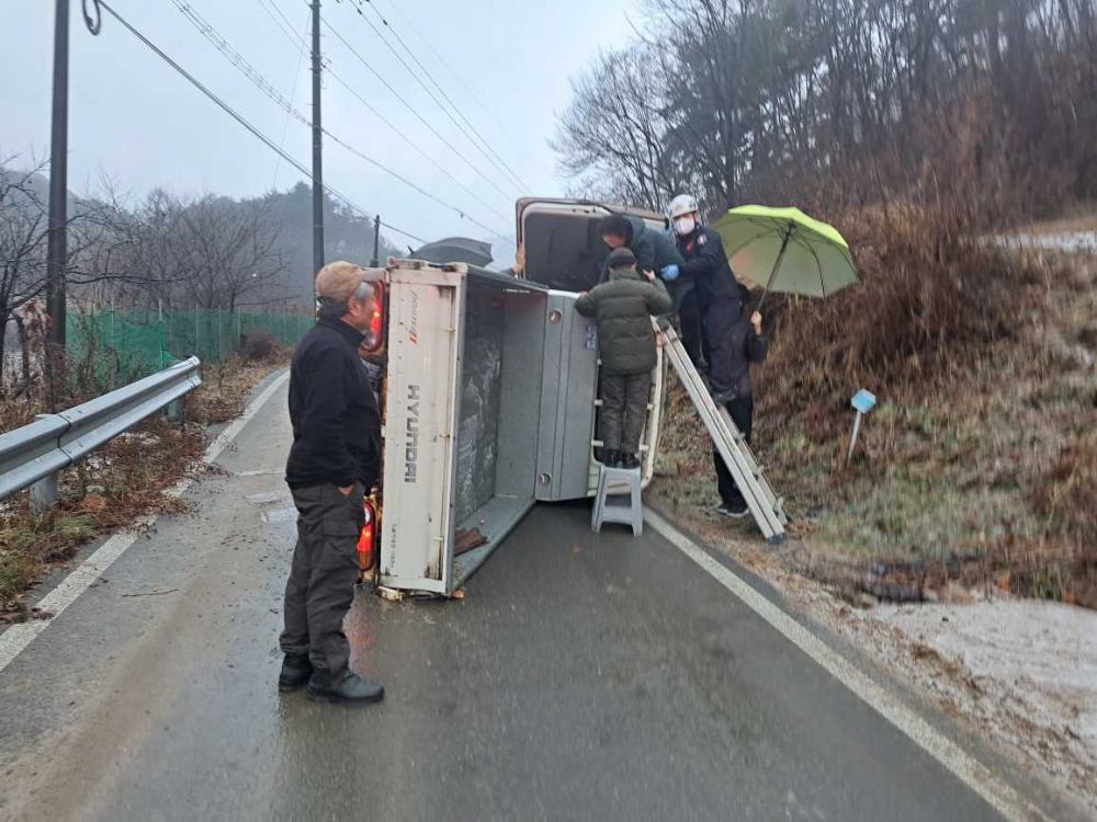 0852 횡성 청일면 봉덕보건진료소 인근 교통사고 현장활동 사진.jpg