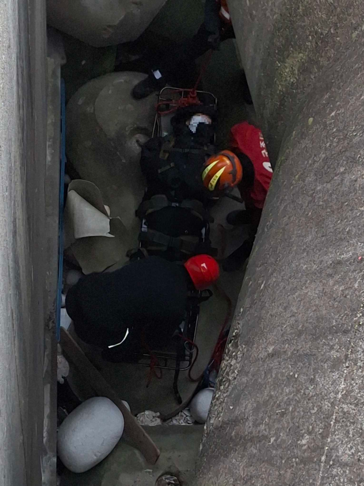 0736 속초 동명항 테트라포드 추락.jpg