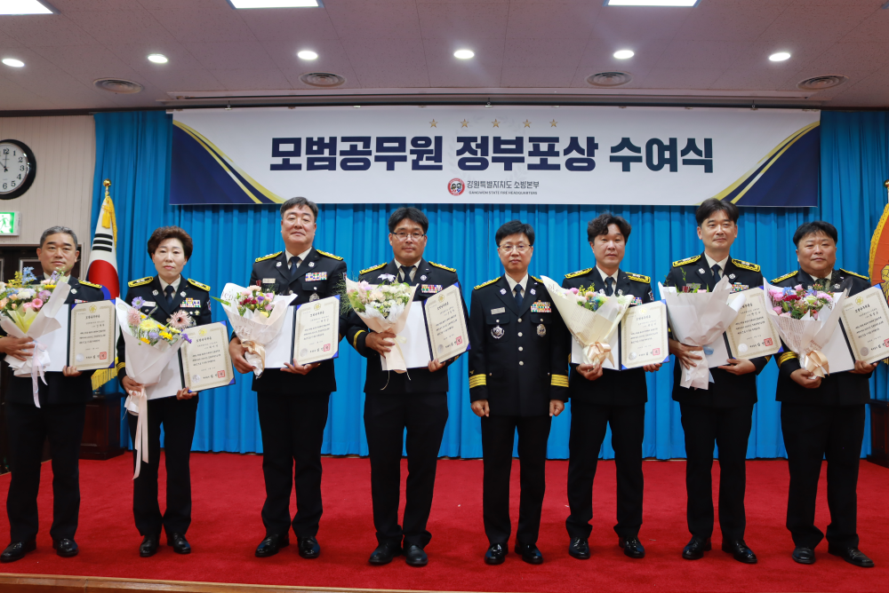 모범공무원 정부포상 수여식 단체사진.jpg