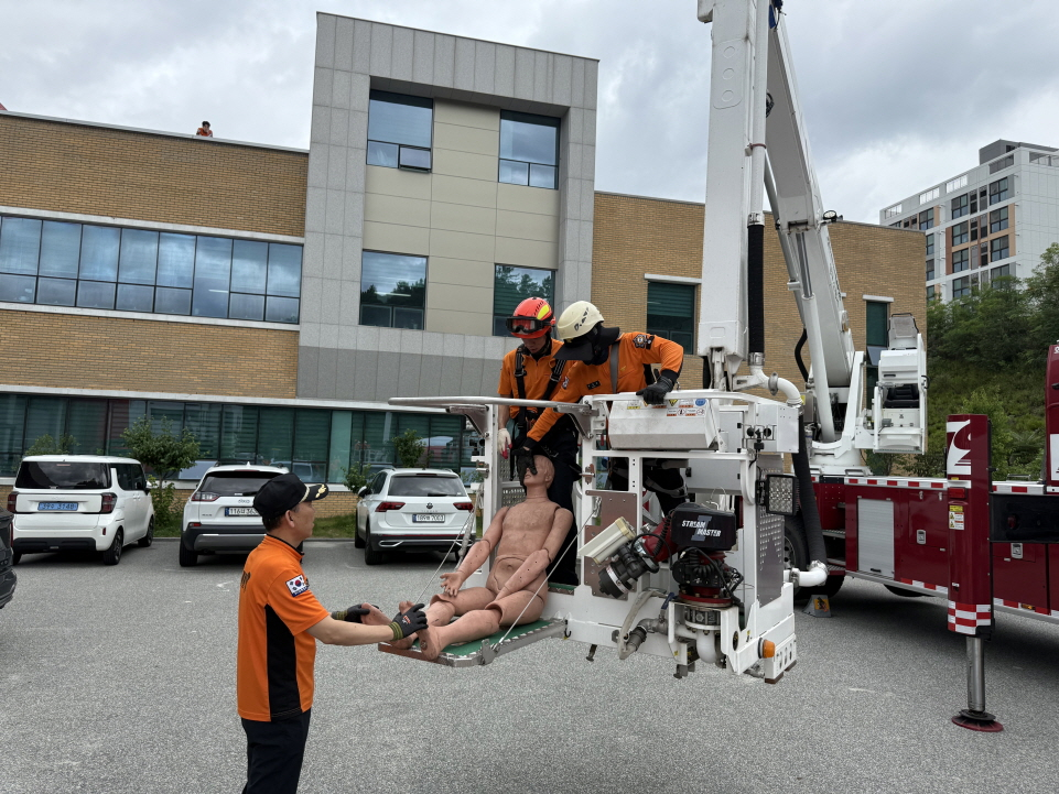 [0.5k]7.23.)양구소방서, 고층아파트 피난대비 공기안전매트 훈련 실시3.jpg