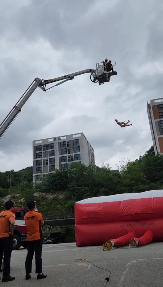 [0.5k]7.23.)양구소방서, 고층아파트 피난대비 공기안전매트 훈련 실시5.jpg