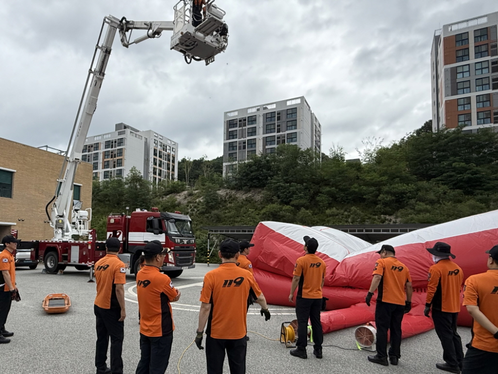 [0.5k]7.23.)양구소방서, 고층아파트 피난대비 공기안전매트 훈련 실시1.jpg
