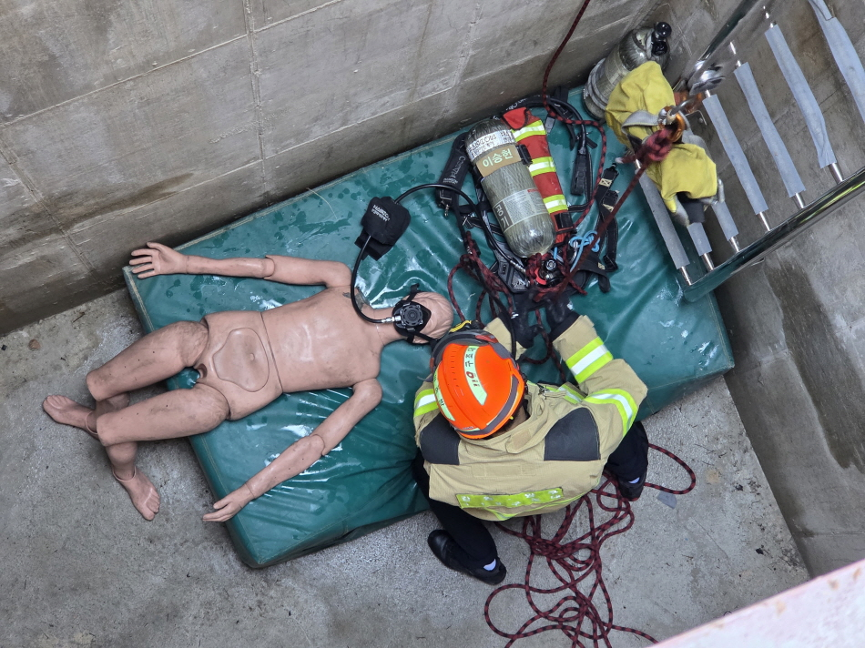 [0.5k]09.10.) 맨홀 밀폐공간 사고 구조 훈련4.jpg