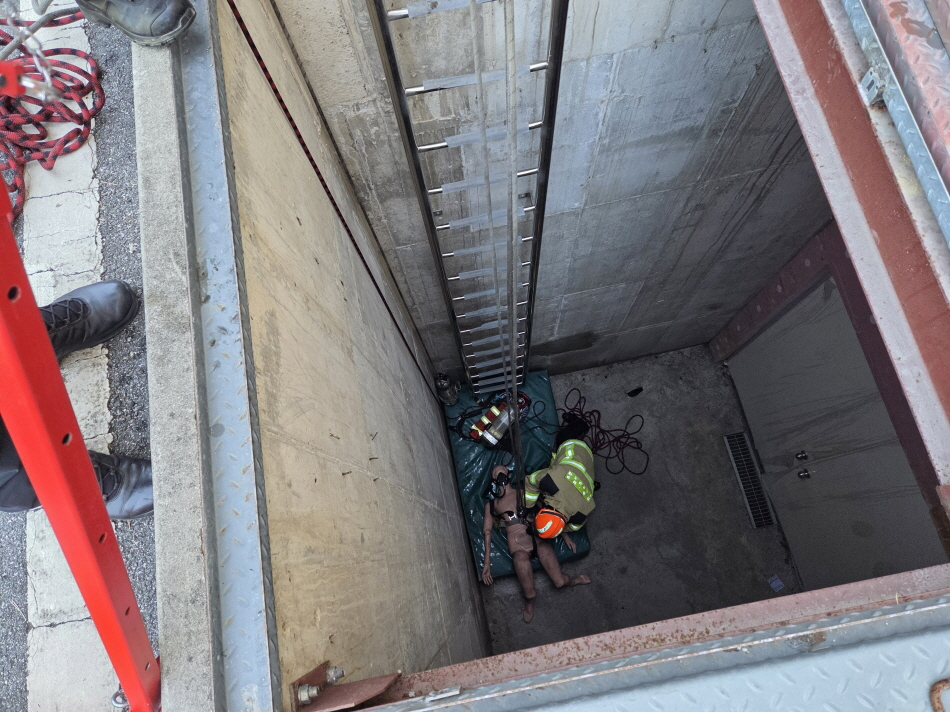 [0.5k]09.10.) 맨홀 밀폐공간 사고 구조 훈련5.jpg