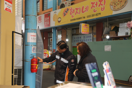 권혁범 춘천소방서장, 설 명절 대비 전통시장 현장 안전지도