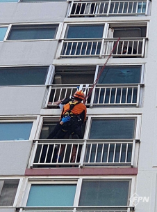 춘천소방서, 아파트 10층 난간 매달린 주민 안전 구조