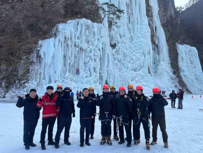 강원119특수대응단, 빙벽 위 추락사고 대비 고난도 구조 훈련 전개